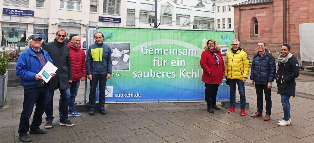 Enthüllung eines Banners auf dem Marktplatz, geschaffen durch den Werbefachmann Wolfgang Maelger und unterstützt durch Stadtmarketing Kehl, vertreten mit Fiona Härtel und Volker Lorenz. In Anwesenheit von Dr. Ann-Margret Amui-Vedel als Umweltbeauftragte der Stadt Kehl.