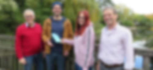 Übergabe eines Geschenkgutscheins an Daniel Schäfer, der einen Umweltsong für die Initiativgruppe subkehl.de im Oktober 2021 komponierte.