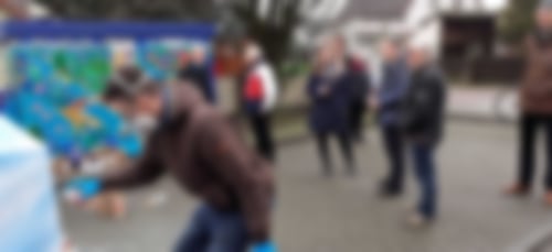 Kevin Meyle beim Bemalen des ersten Glascontainers in Kehl-Stadt im Februar 2021