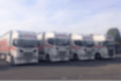 Vier Scania Sattelzüge in Reih- und Glied auf dem Firmengelände