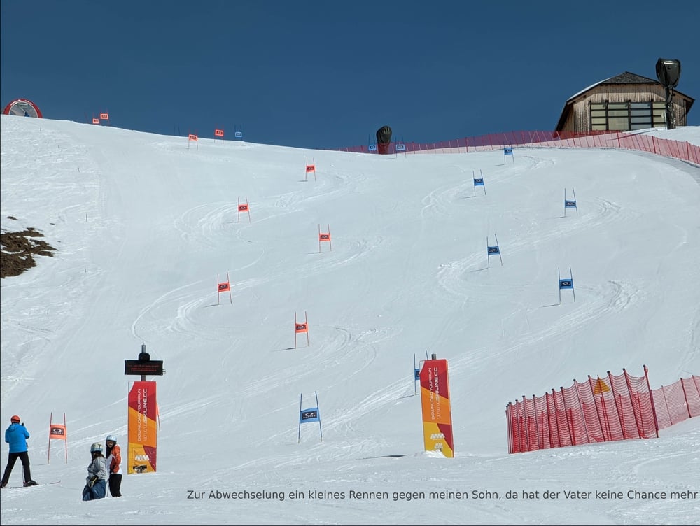 Ein Hang mit gestecktem Parallelslalom