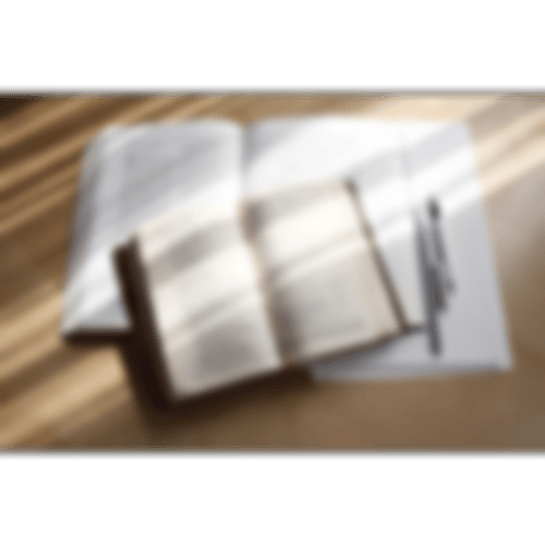 Bibel und Hauskreisheft auf einem Tisch mit Stiften