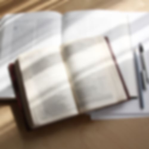 Bibel und Hauskreisheft auf einem Tisch mit Stiften