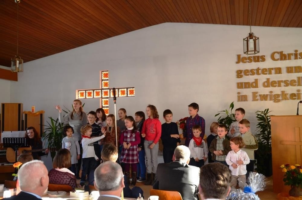 Sonntagschulkinder beim Singen