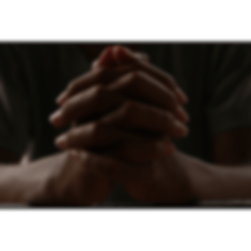 Gefaltete Hände, die beten.