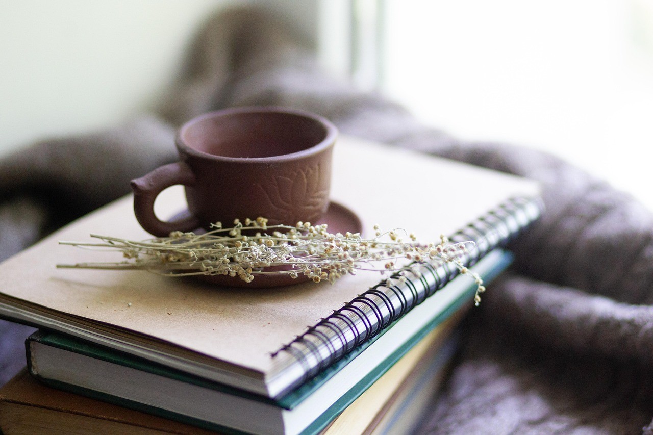 Tasse auf einem Stapel Bücher