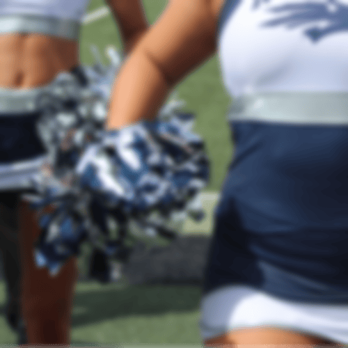 Ein Baseball, der im grünen Gras liegt.