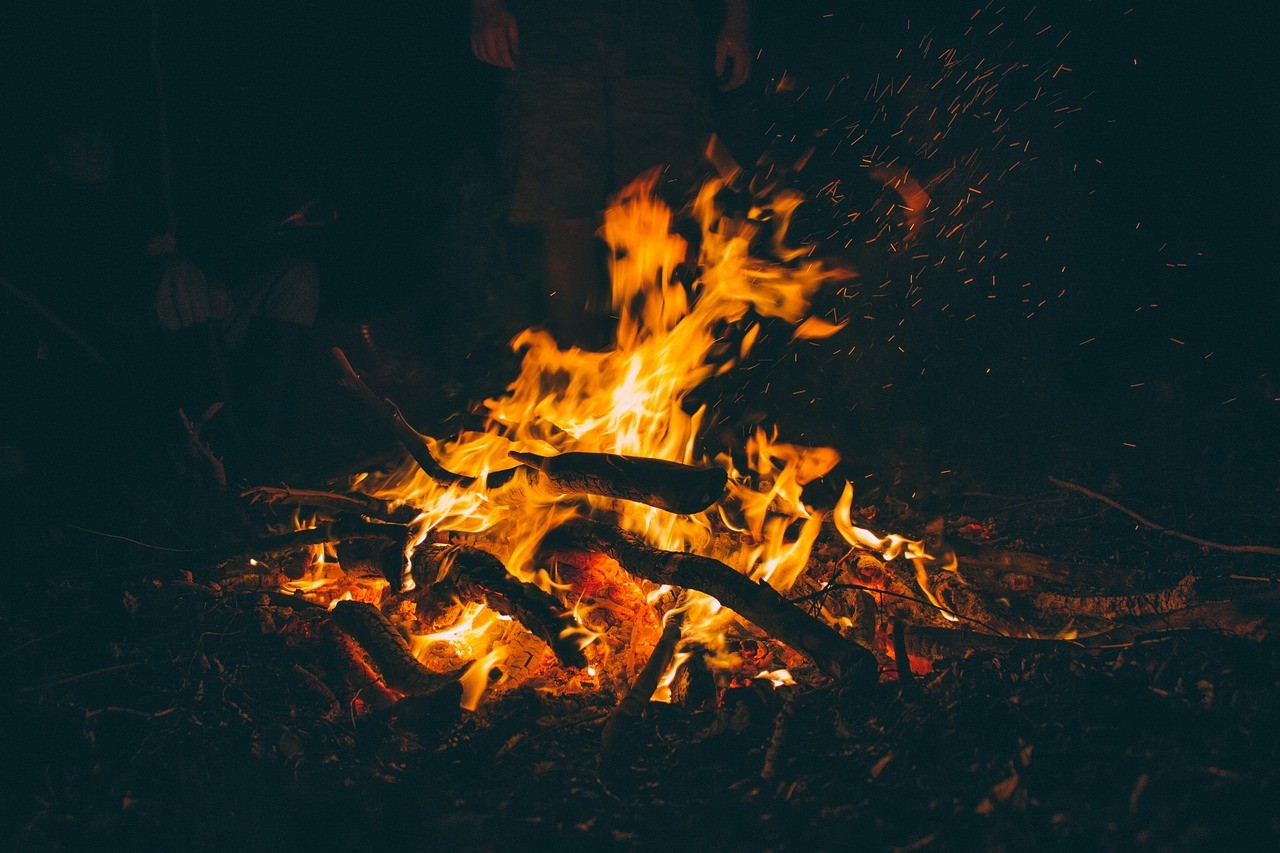 Brennendes Lagerfeuer bei Nacht