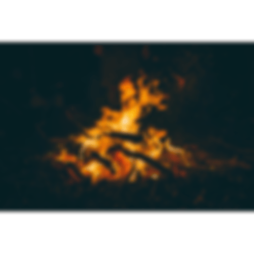 Brennendes Lagerfeuer bei Nacht