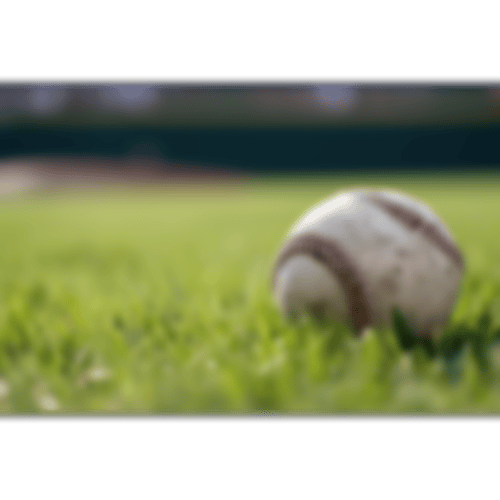 Ein Baseball, der im grünen Gras liegt.