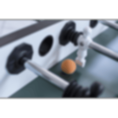 Nahaufnahme von einem Tischkicker mit Ball.