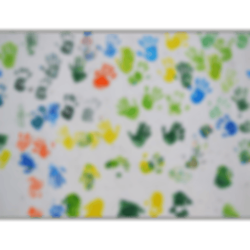 Bunte Handabdrücke von Kindern an einer Wand