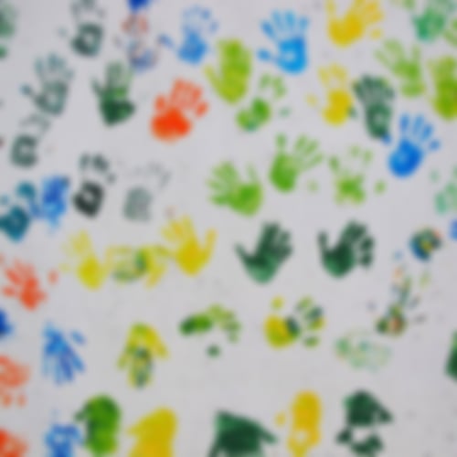 Bunte Handabdrücke von Kindern an einer Wand