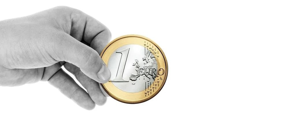 Euro Münze in der Hand