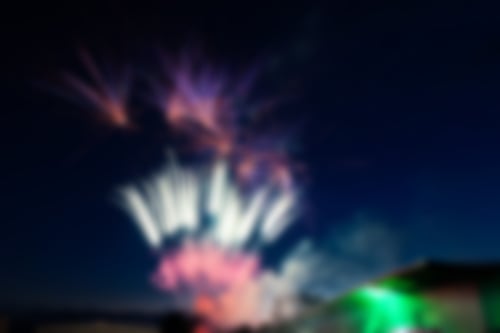 Feuerwerk gefächert in den Farben rot, weiß und blau