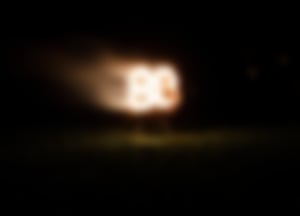 Eine brennende 80. als Lichterbild aus Bengallichtern