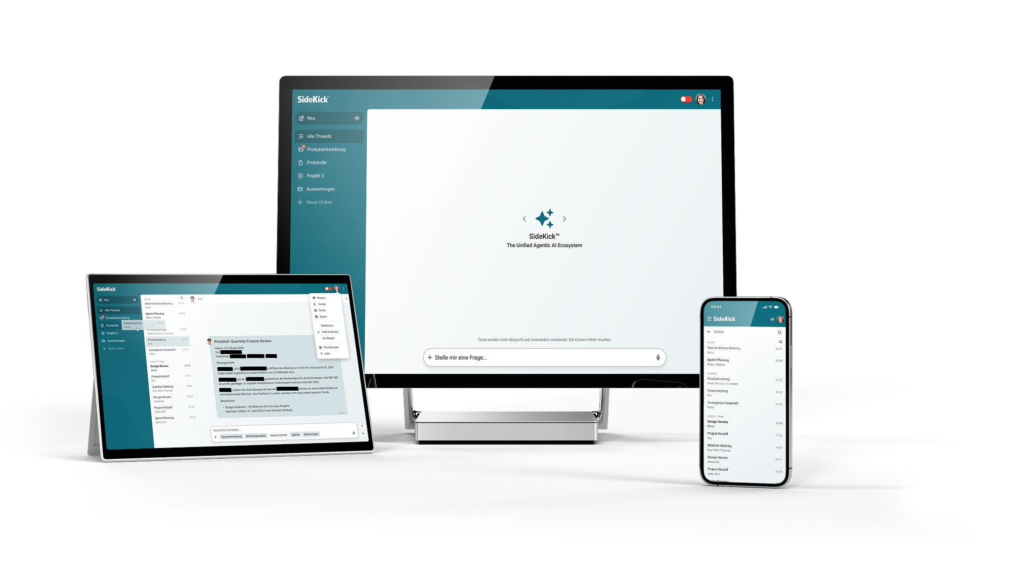 Darstellung der Benutzeroberfläche von SideKick (sidekick.ki) auf drei Geräten: Desktop-Monitor, Tablet und Smartphone. Auf allen Displays ist dieselbe SideKick-Oberfläche mit linker Navigationsleiste und zentralem Arbeitsbereich zu sehen, was die plattformübergreifende Nutzung verdeutlicht. Hinweis: Die Anwendung kann über den bereitgestellten Download-Link entweder direkt installiert oder als Web-App genutzt werden.