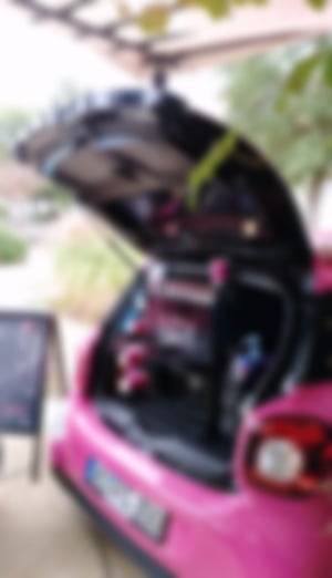 Blick auf die eingebaute Kaffeemaschine im Kofferaum eines SmartForFour