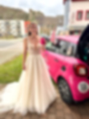 Eine Frau imi Brautkleid steht vor dem Coffee-Smart