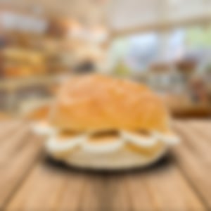 Mit Ei belegtes Käsebrötchen