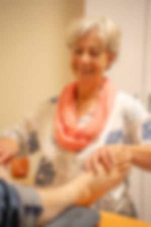 Wilma Kreß bei Fußreflexzonenmassage
