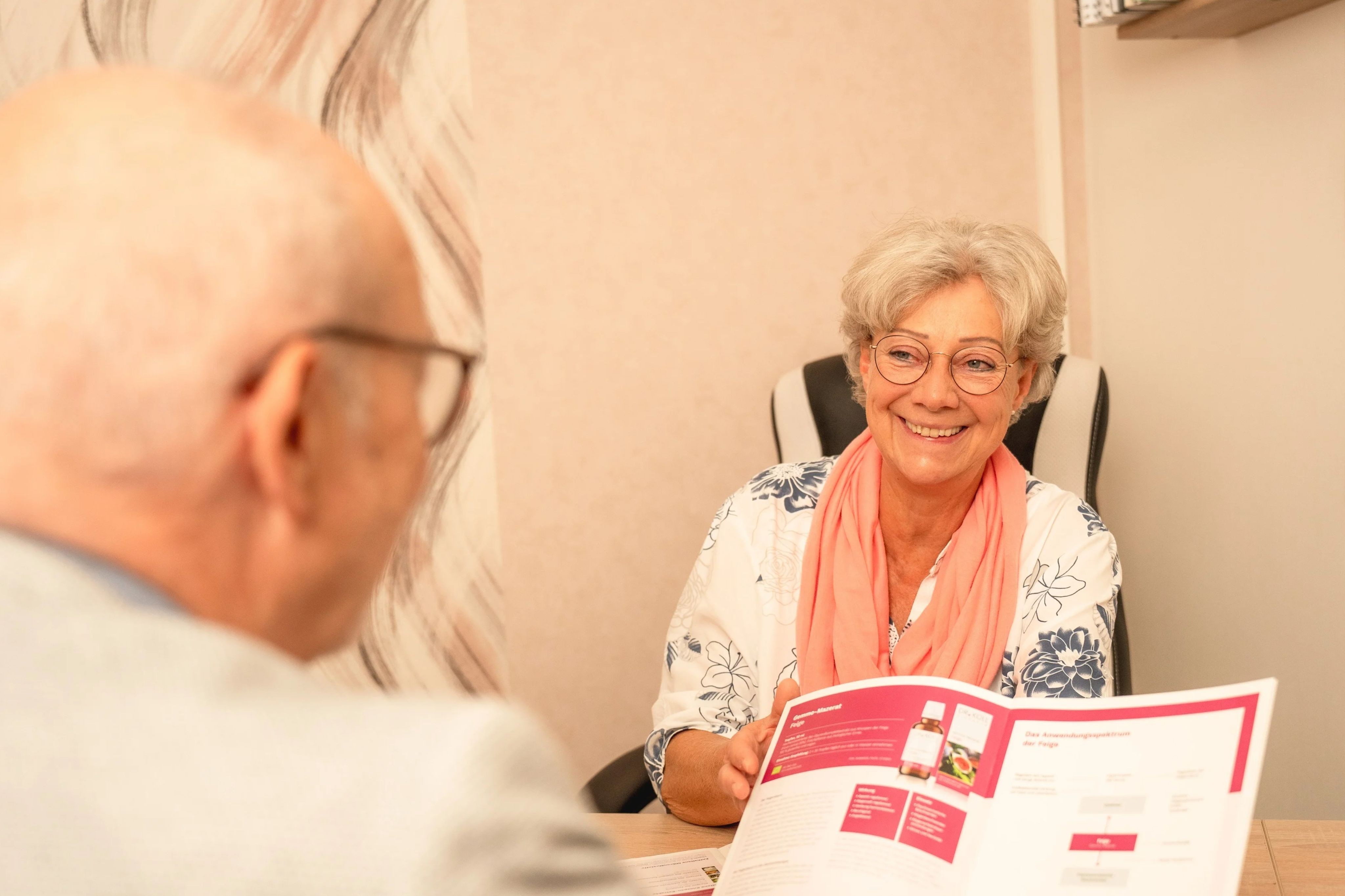 Wilma Kress bei einem Beratungsgespräch mit einem Kunden