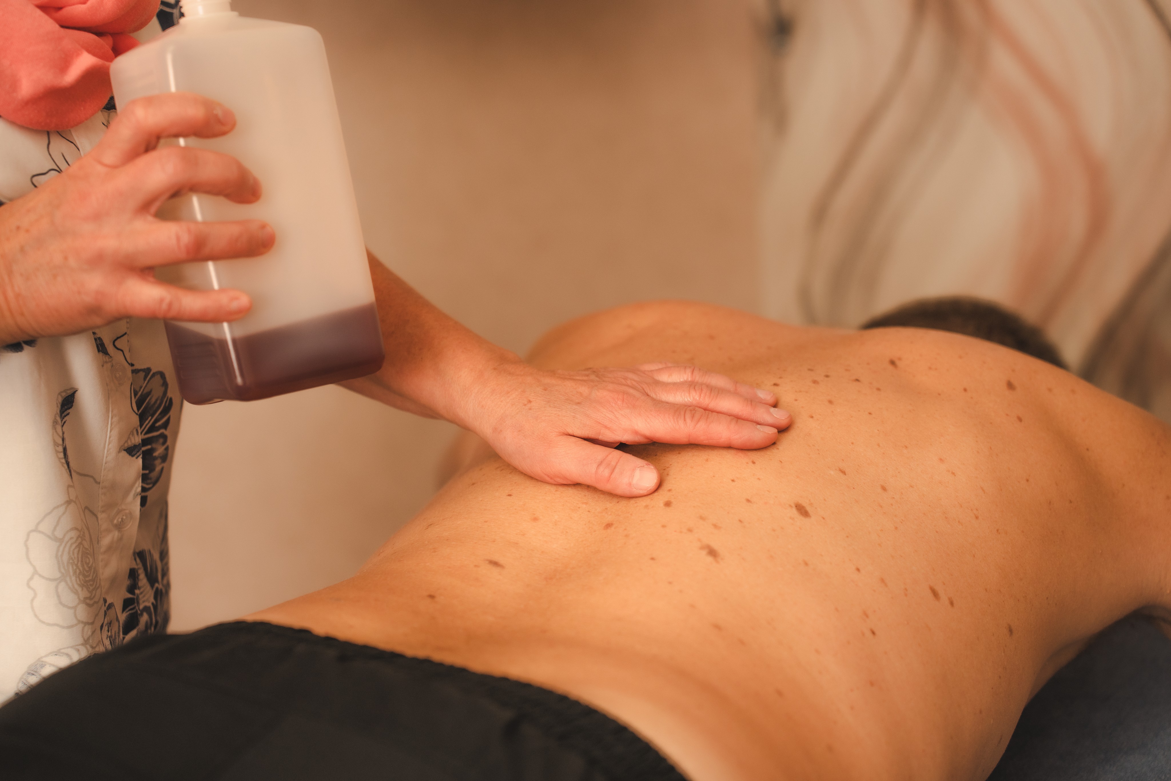 Wilma Kreß bei der Dorn-Breuss Behandlung