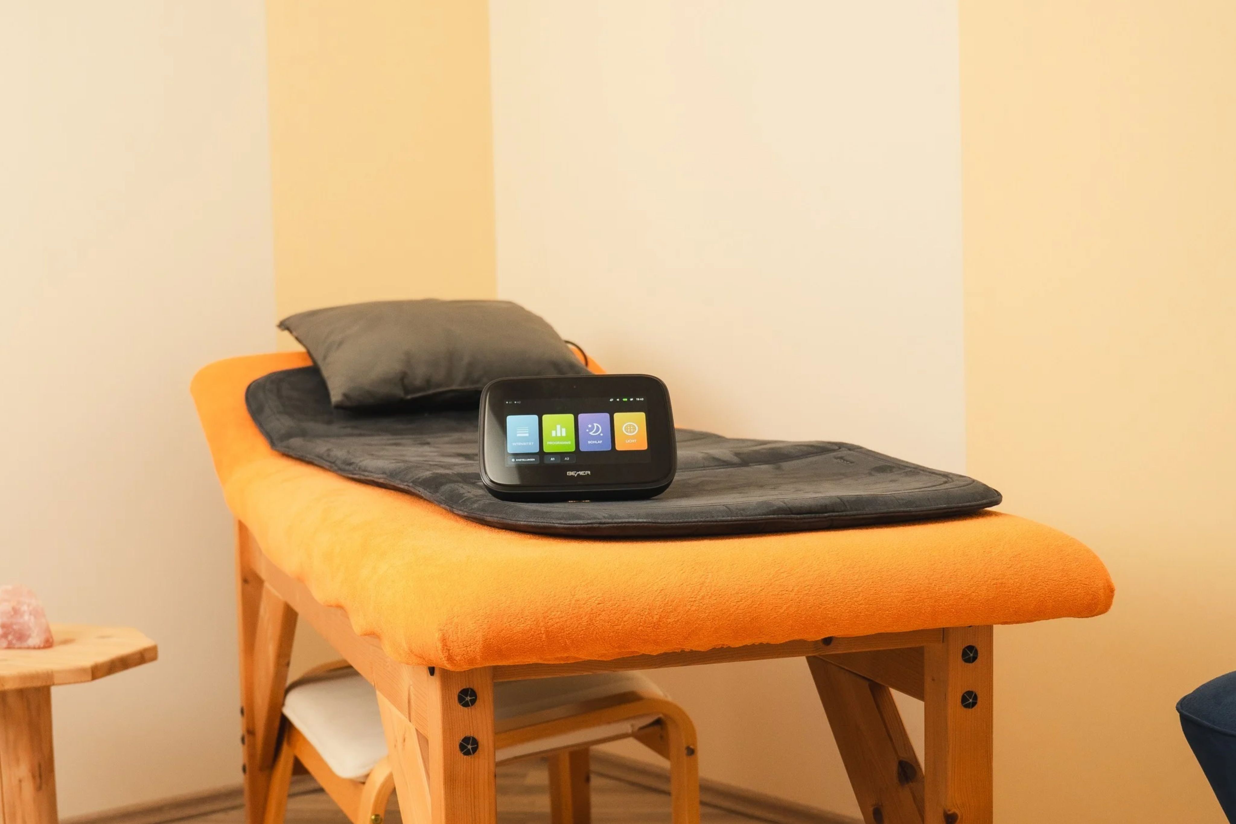 Wilma Kreß bei der Durchführung von kinesiologische Tests