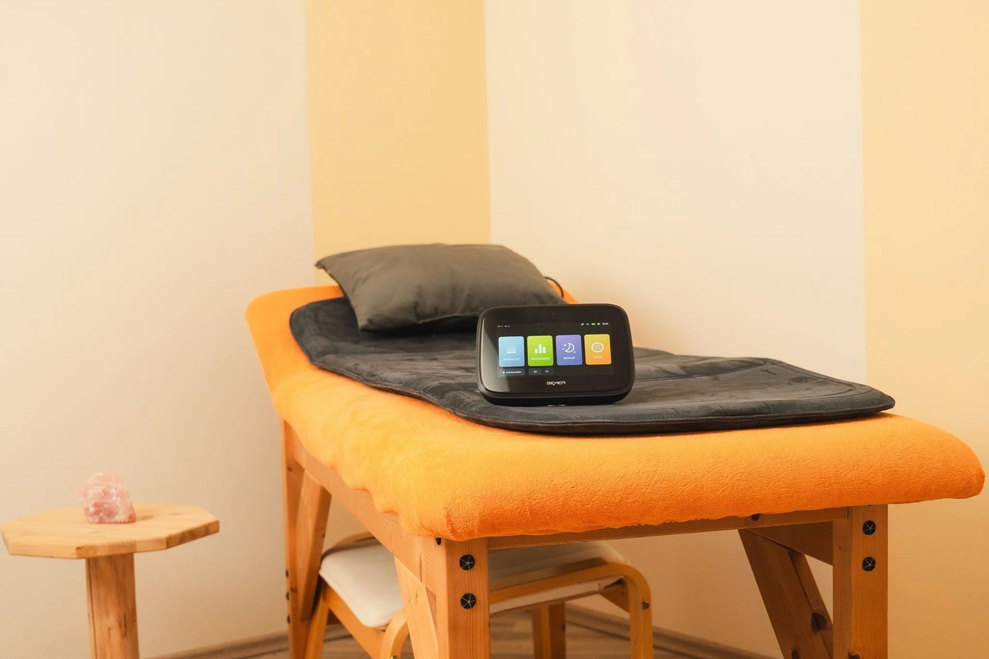 Wilma Kreß bei der Durchführung von kinesiologische Tests