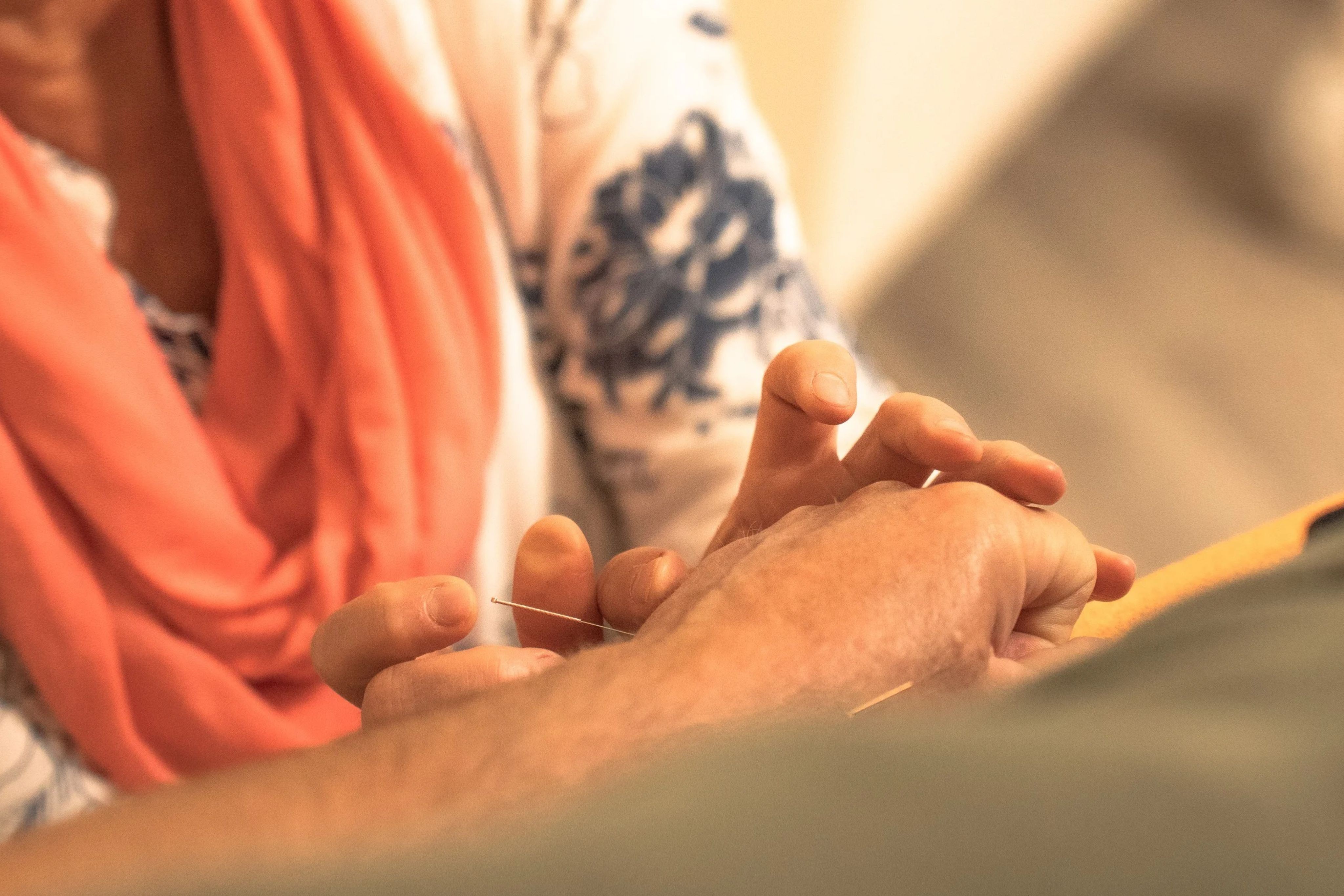 Wilma Kreß beim Akupunktieren