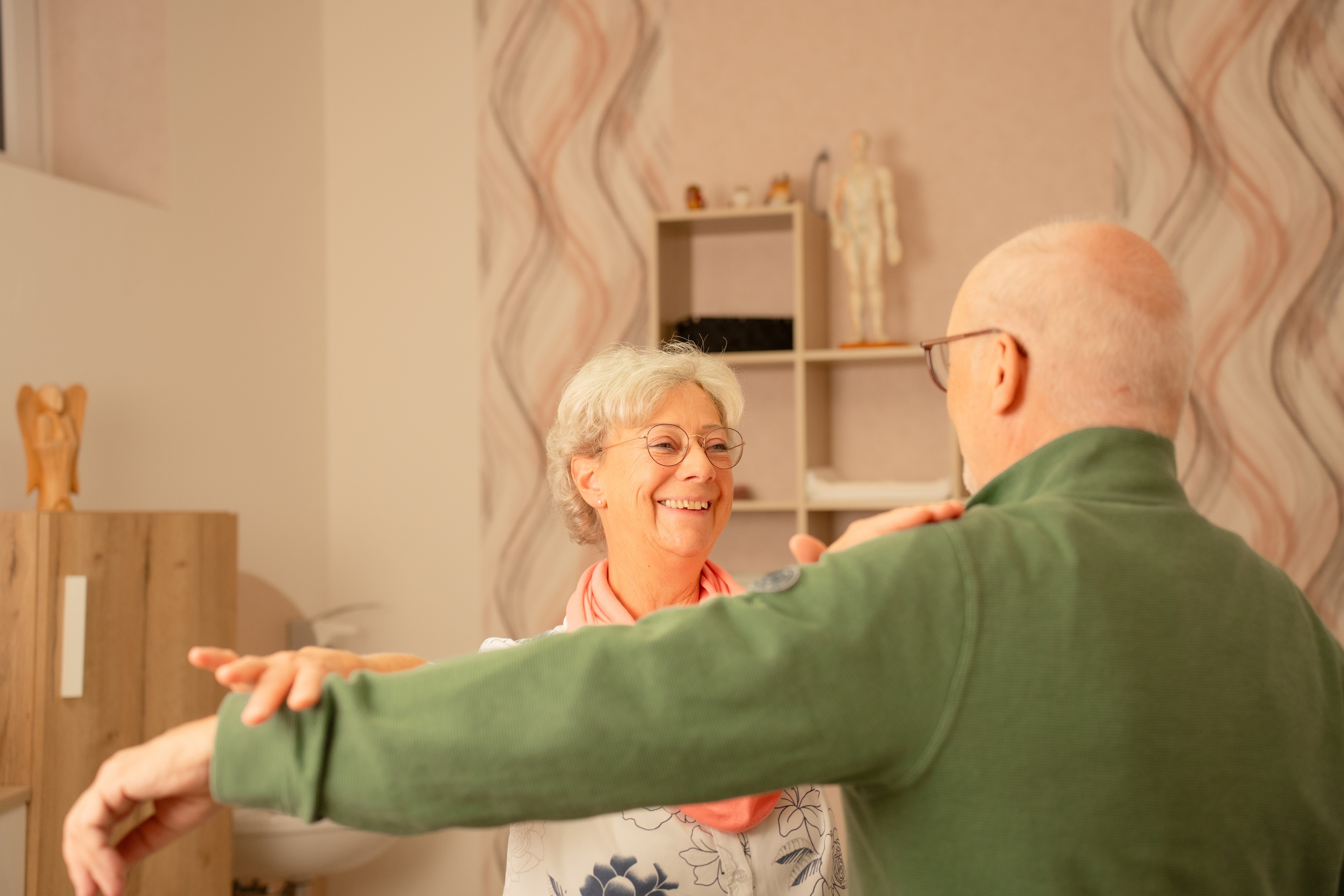 Wilma Kreß bei der Durchführung von kinesiologische Tests mit einem Patienten