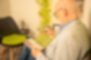 Kunde im Wartebereich