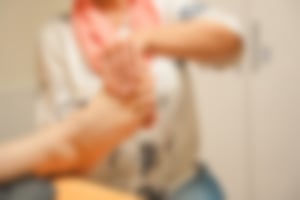 Wilma Kreß bei Fußreflexzonenmassage