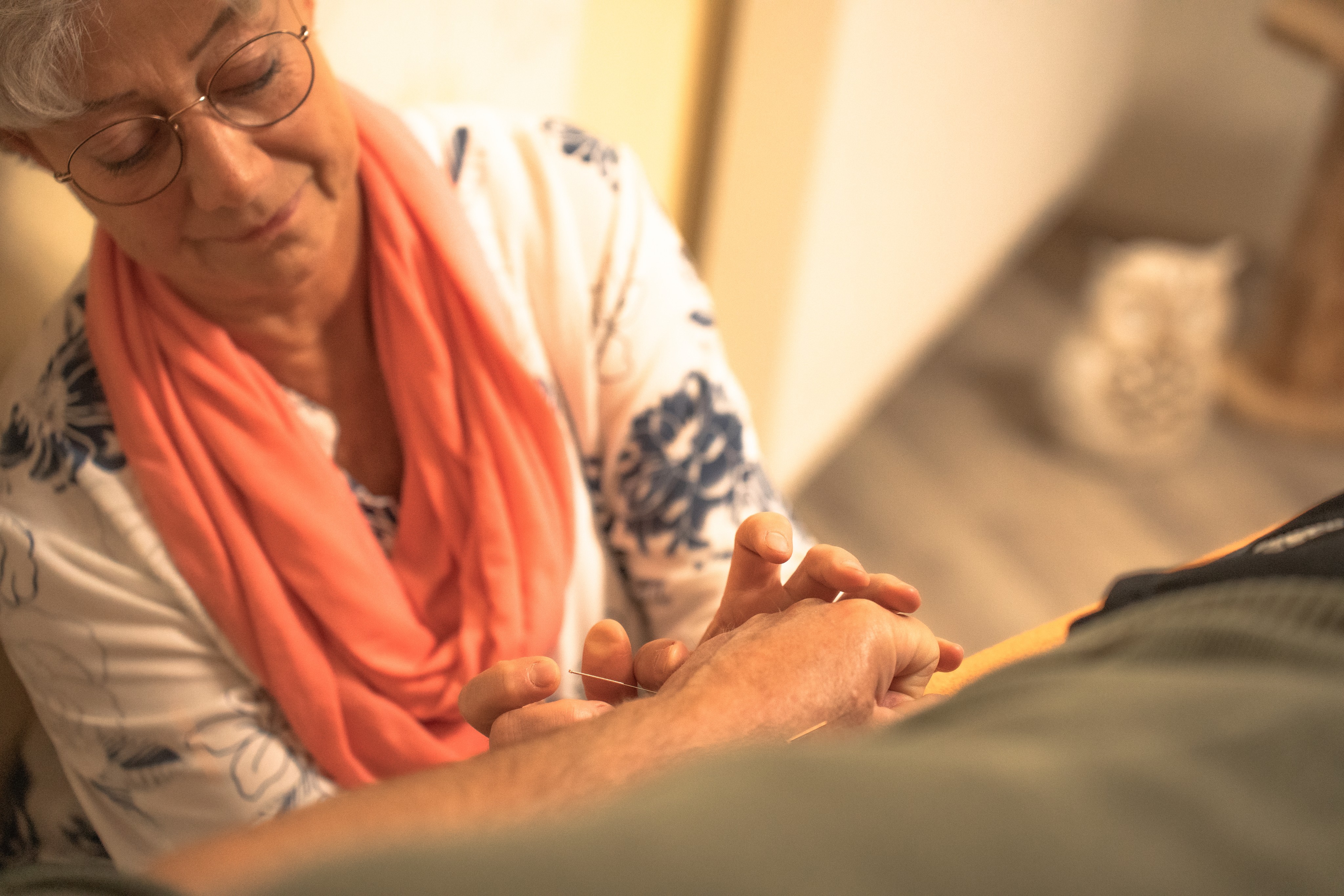 Wilma Kreß beim Akupunktieren